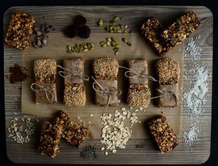Easy & Healthy Cereal Bars Ingredients: 2 cups Oats ¼ cup chopped walnuts ¼ cup sliced almonds A dash of cinnamon A pinch of sea salt ½ cup honey/agave/maple syrup ¼ cup dried fruit