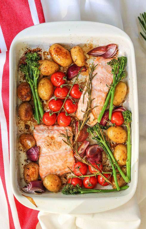 SALMON TRAY BAKE Serves: 4 Cook: 45 mins 538 kcals 23g Fats 45g Carbs 39g Protein 1.8 lbs. (800g) baby potatoes, washed 2 tbsp. olive oil 7 oz.