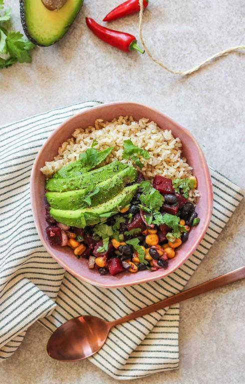 BROWN RICE & VEG LUNCH BOWL Serves: 4 Cook: 15 mins 279 kcals 6g Fats 48g Carbs 10g Protein 1 tbsp. coconut oil 10.5 oz. (300g) beetroot, cooked and chopped 7 oz. (200g) kidney beans, drained 7 oz.
