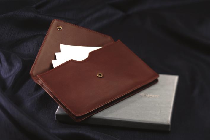Securely hold over a dozen 4 x 6 photos in this compact leather envelope.