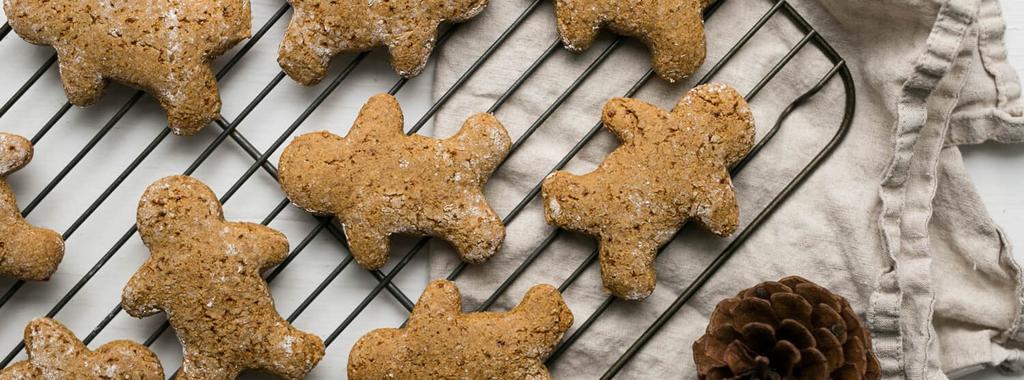Gingerbread Protein Cookies copy 10 ingredients 20 minutes 12 servings 1. Preheat oven to 375ºF (191ºC) and line a baking sheet with parchment paper. 2. Combine almond flour, protein powder, coconut sugar, baking powder, cinnamon and nutmeg in a bowl.
