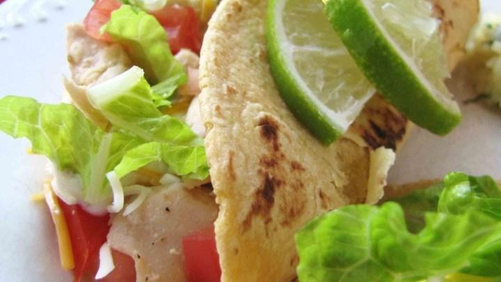 Lime Chicken Soft Tacos 1 1/2 pounds skinless, boneless chicken breast meat, cubed 1/8 cup red wine vinegar 1/2 lime, juiced 1 teaspoon white sugar 1 teaspoon dried oregano 10 (6 inch) flour