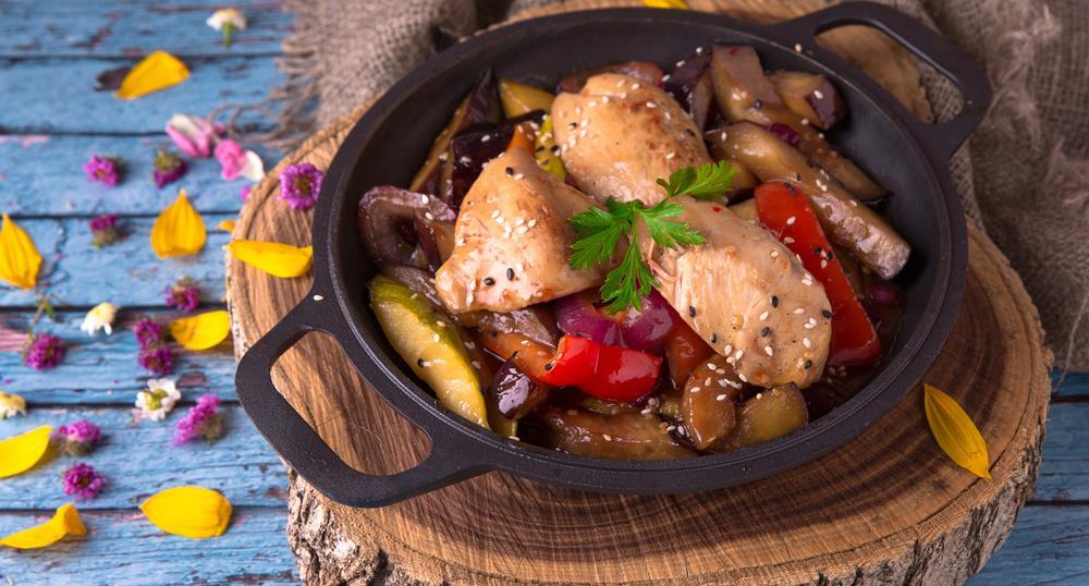 Easy Chicken in Wine Sauce (serves 3-4) 4 tablespoons extra-virgin olive oil 1 clove garlic, crushed 3 boneless, skinless chicken breasts, cut into strips 1/8 teaspoon salt 1 4 teaspoon coarsely