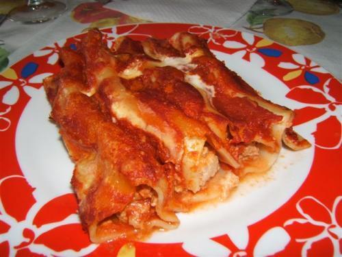 CANNELLONI AL FORNO INGREDIENTS FOR 4 PERSONS 2 boxes of cannelloni 2 bottles of tomato purée 400 g. of minced veal 400 g. of minced pork 400 g. of minced turkey or chicken 250 g.