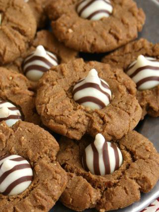 Baking & Homemade Gifts Peanut Butter Molasses Cookies Makes about 2 ½ dozen cookies Adapted from Chocolate Moosey 2 to 2 ¼ cups flour* 2 tsp baking soda 1 tsp cinnamon 1 tsp ginger ½ tsp cloves ¼