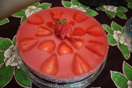 Strawberry cheese(less) cake Cheesecake topping 10 oz (280g) silken tofu 8 oz (½ lb/220g) strawberries, stems removed and halved 4 tbsp sugar ¼ cup sunflower oil 2 teaspoons vanilla essence ¼ cup soy