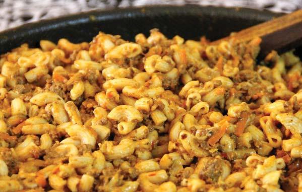Mince and Macaroni 15 minutes Cooking time: 1 hour Servings: 8 900g lean minced beef 2 large onions, chopped 3 cloves garlic, chopped 700ml water 2 x 500g cartons passata 2 x 400g tins chopped