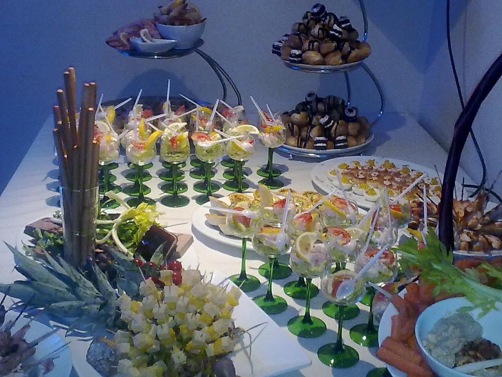 PARTY MENUS 2016 SNACKS AND FULL BUFFET MENUS FROM BASH EVENT SUPPLIERS Part of the HAMPTON HAMPERS CATERING GROUP.