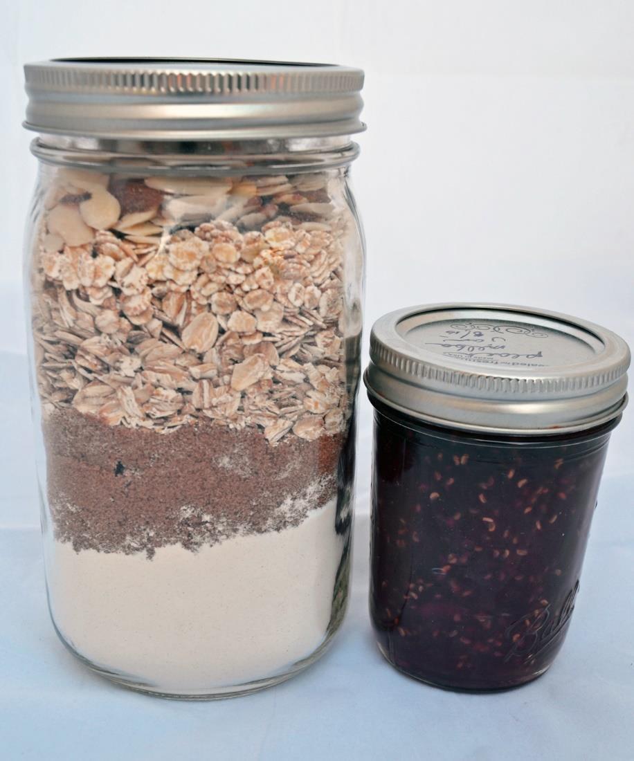 Jam Bars You Need: 1 quart Mason or other glass jar 1 ½ cups all-purpose flour 1 tsp baking powder 1 tsp ground cinnamon 1 cup brown sugar 1 ½ cups rolled oats ½ cup sliced almonds 1 half-pint jar of