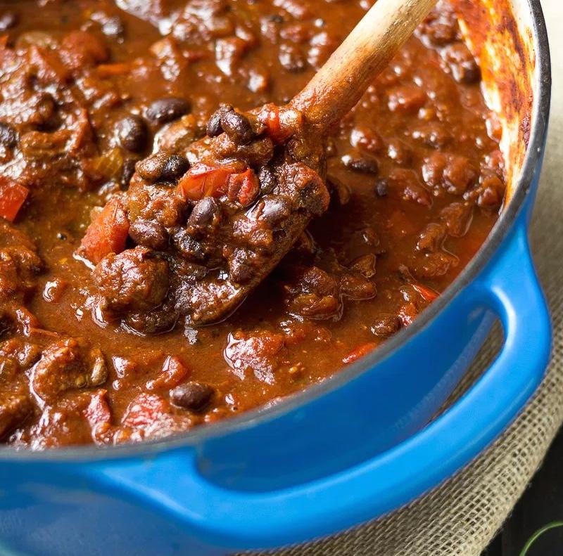 Lamb and Black Bean Chili Ingredients 3 T cooking oil 2 lbs leg of lamb, cubed 1 t kosher salt ¼ cup red wine 2 medium onions, diced 1 red pepper, diced 4 garlic cloves minced 2 T tomato paste 3 T