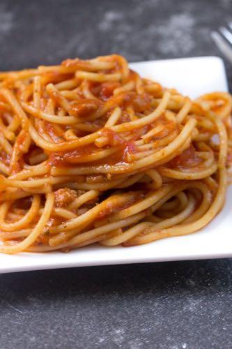DAY 2 GLUTEN FREE- ONE POT TURKEY SPAGHETTI M A I N D I S H Serves: 6 Prep Time: 10 Minutes Cook Time: 15 Minutes 1 pound ground turkey 2 (24 ounce) jars spaghetti sauce 2 cups chicken broth 1 pound