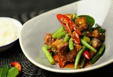 MAINS SIZZLING SIZZLING BEEF (NUAE KRA TA RON) $16 Wok-fried marinated beef with