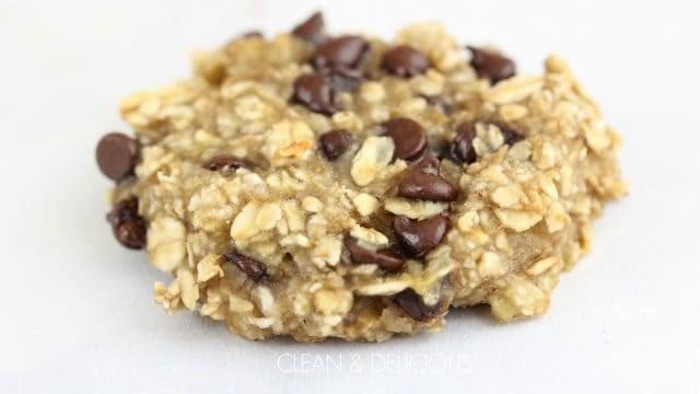 Banana Oatmeal Cookies 1.5 cups oatmeal 2 medium bananas 1/3 cup mini chocolate chips 1. Preheat oven to 350 degrees Fahrenheit. 2. Line a rimmed baking sheet with a silpat mat with cooking spray. 3. Using the back of a fork, mash bananas in a medium bowl until they are broken down.