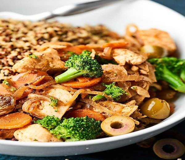 Easy Moroccan Chicken 1 tablespoon coconut oil 1 pound boneless skinless chicken breasts 2 large carrots, thinly sliced 1/2 yellow onion, thinly sliced 1/2 head broccoli, cut into small florets 2