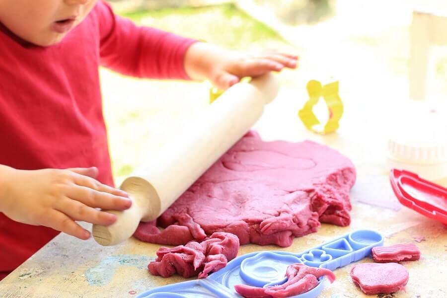 playdough 520g water 290g salt 340g plain flour 60g crème of tartar 2 tbsp. coconut or olive oil natural food colours essential oils. Add water, salt and food colour into your mixing jug.