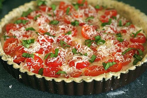 BASIL & TOMATO TART 1/2 of a 15 oz package folded refrigerated unbaked piecrust (1 crust) 11/2 cups shredded mozzarella cheese 5 medium tomatoes 1 cup loosely packed fresh basil leaves 4 cloves