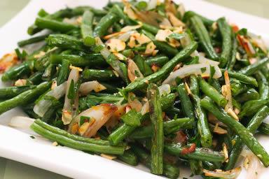 GREEN BEANS w/ Garlic 11/2 pounds fresh string beans (both ends removed) salt 2 tablespoons unsalted butter 1 tablespoon extra virgin olive oil 2 to 3 garlic cloves, sliced Ground black pepper Blanch
