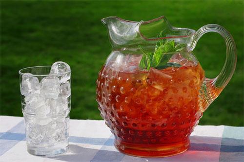 SUN SWEET TEA 4-6 tea bags 12 cups water Place tea bags into a clear 2 quart glass pitcher. Fill with water and cap.